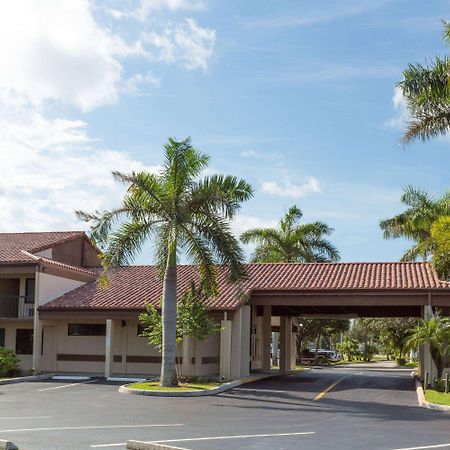 Super 8 by Wyndham Riviera Beach West Palm Beach Exterior foto