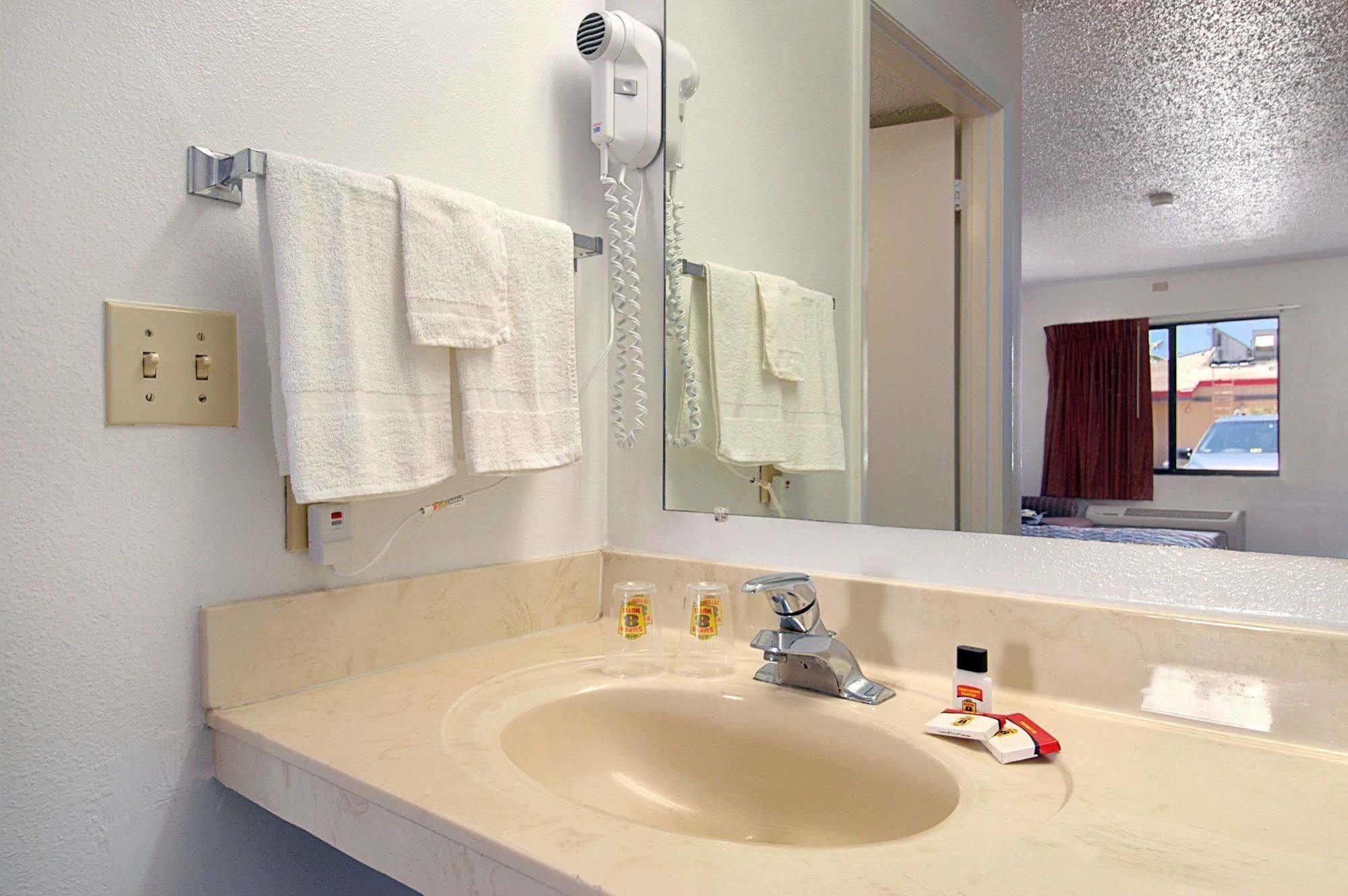 Super 8 by Wyndham Riviera Beach West Palm Beach Exterior foto