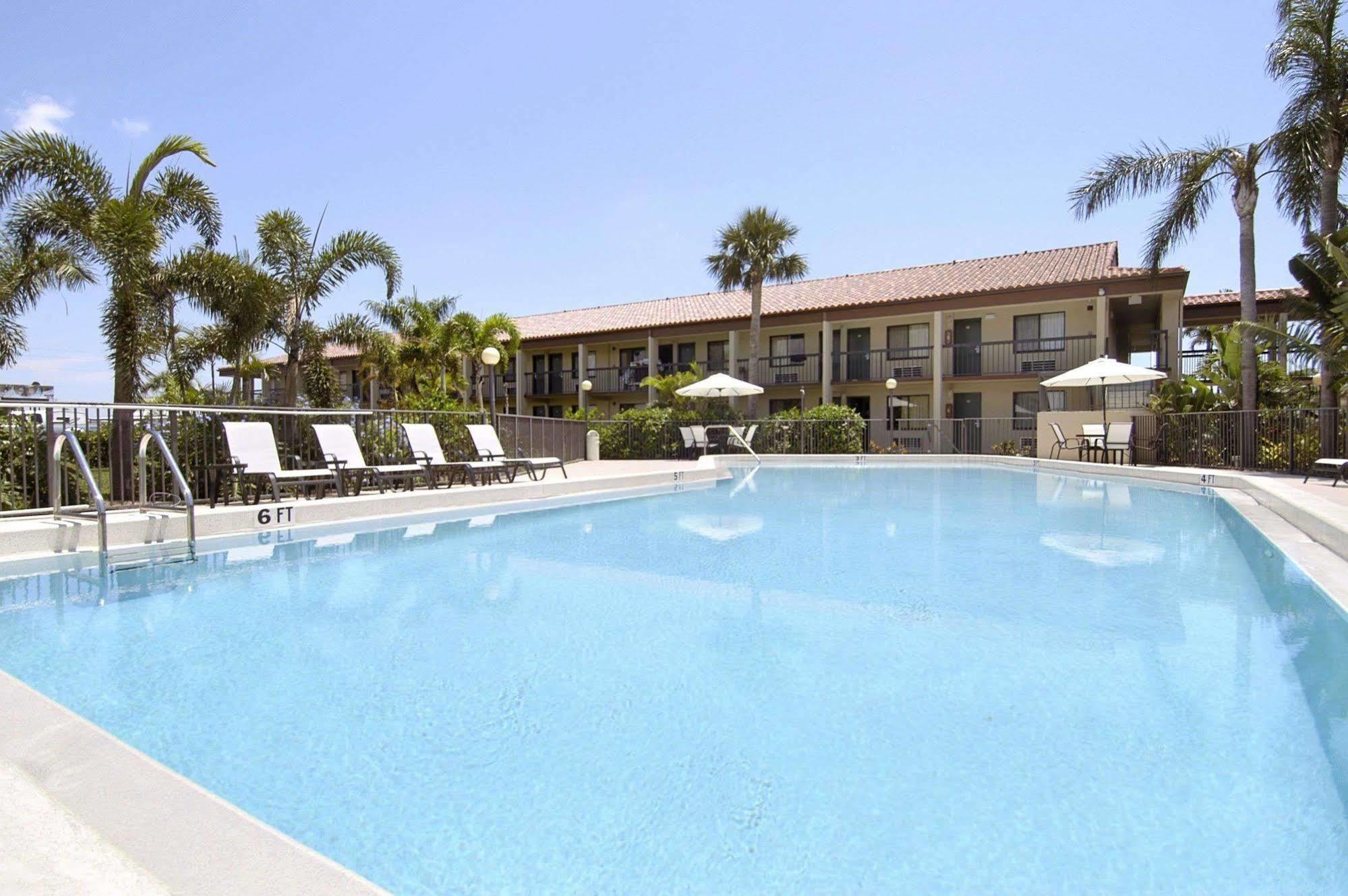 Super 8 by Wyndham Riviera Beach West Palm Beach Exterior foto